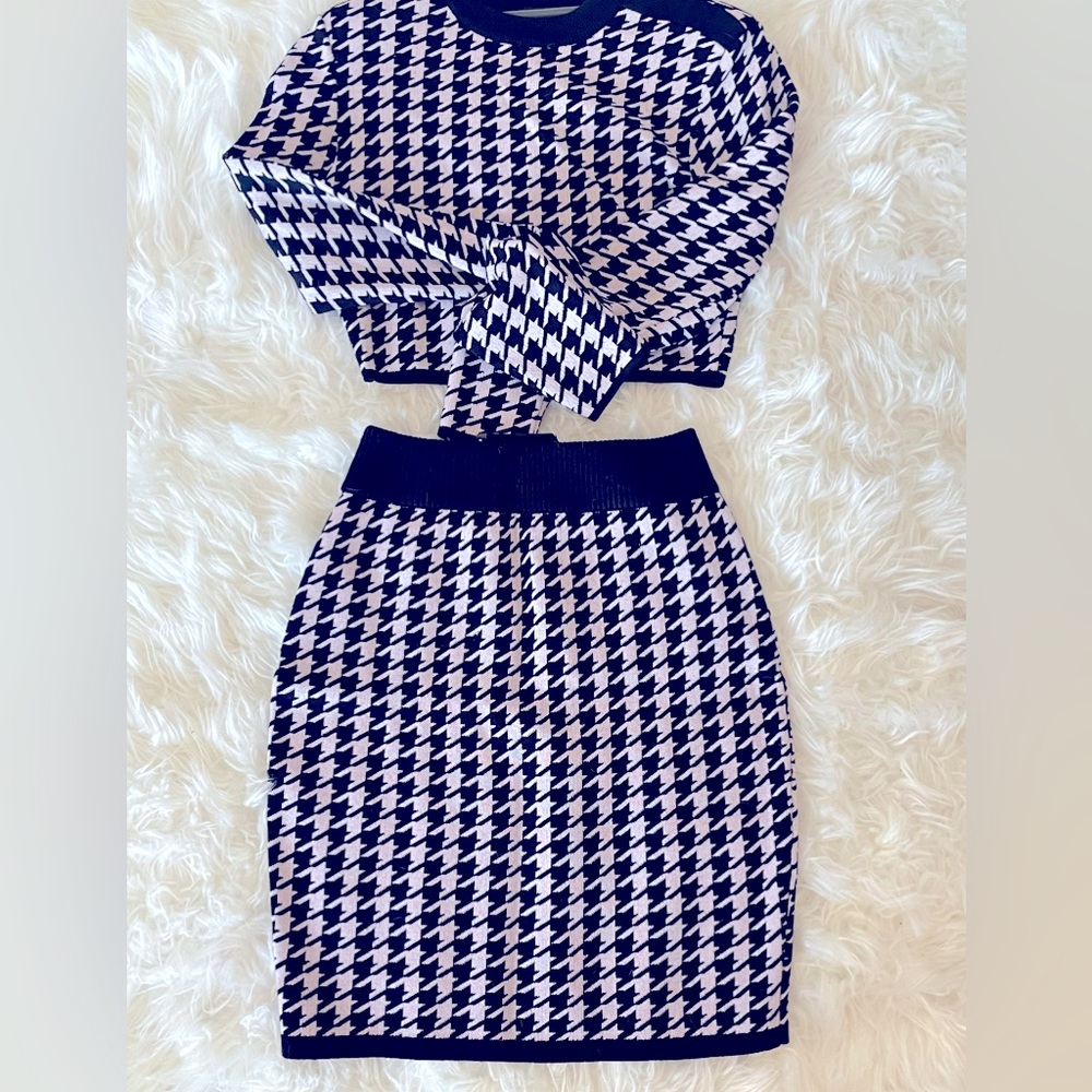 Pink and black houndstooth set.